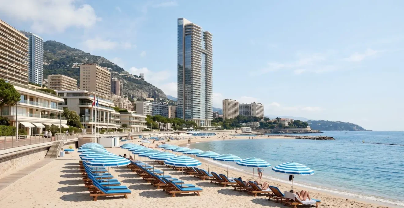Vue depuis les plages du Larvotto à Monaco montrant la Tour Odéon à 300 mètres en arrière-plan, parasols de plage et mer Méditerranée au premier plan